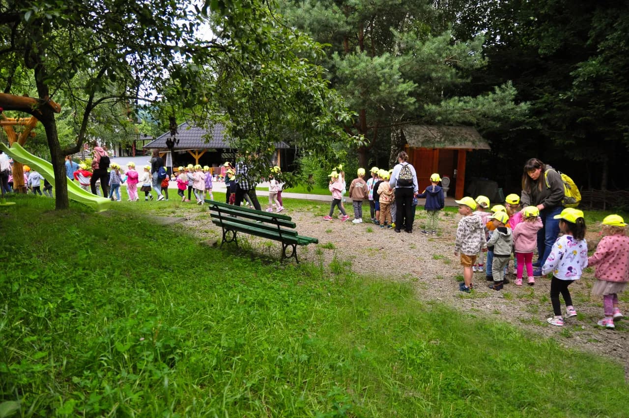 Grupa na ścieżce po gospodarstwie