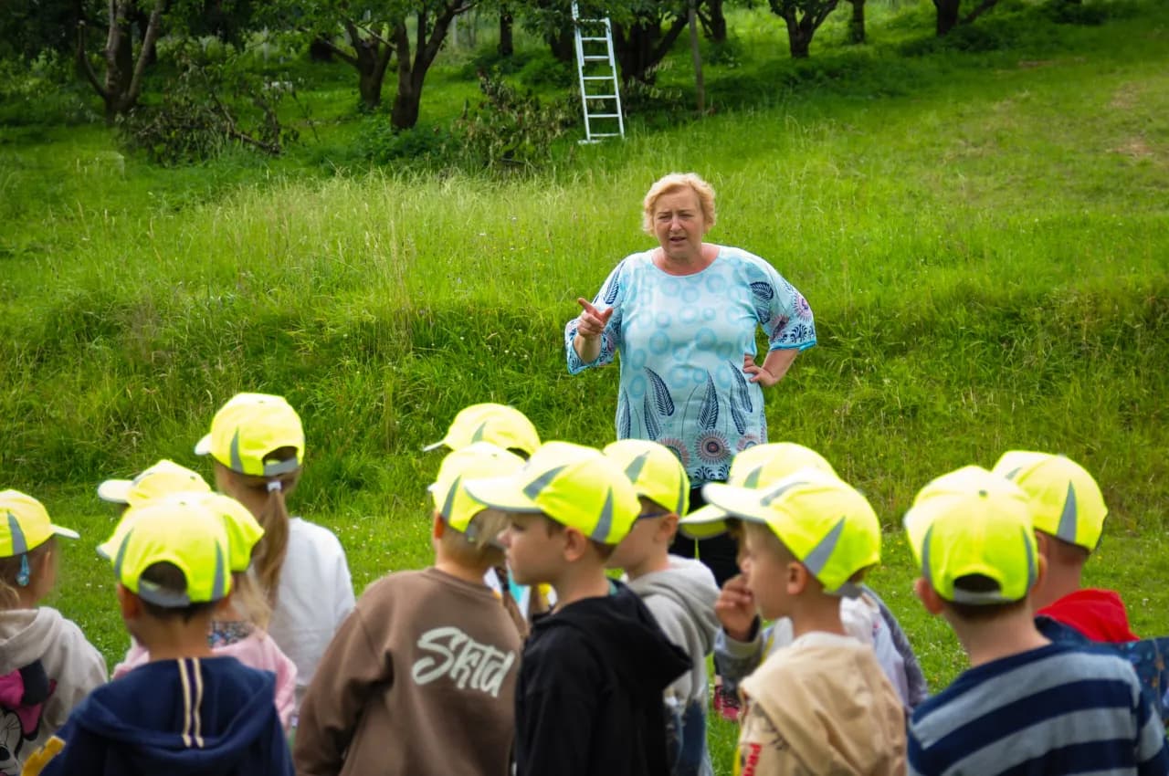 Zajęcia z grupą w sadzie