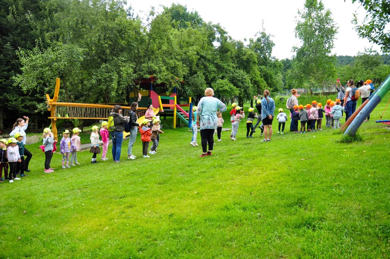 Grupa przedszkolna w sadzie