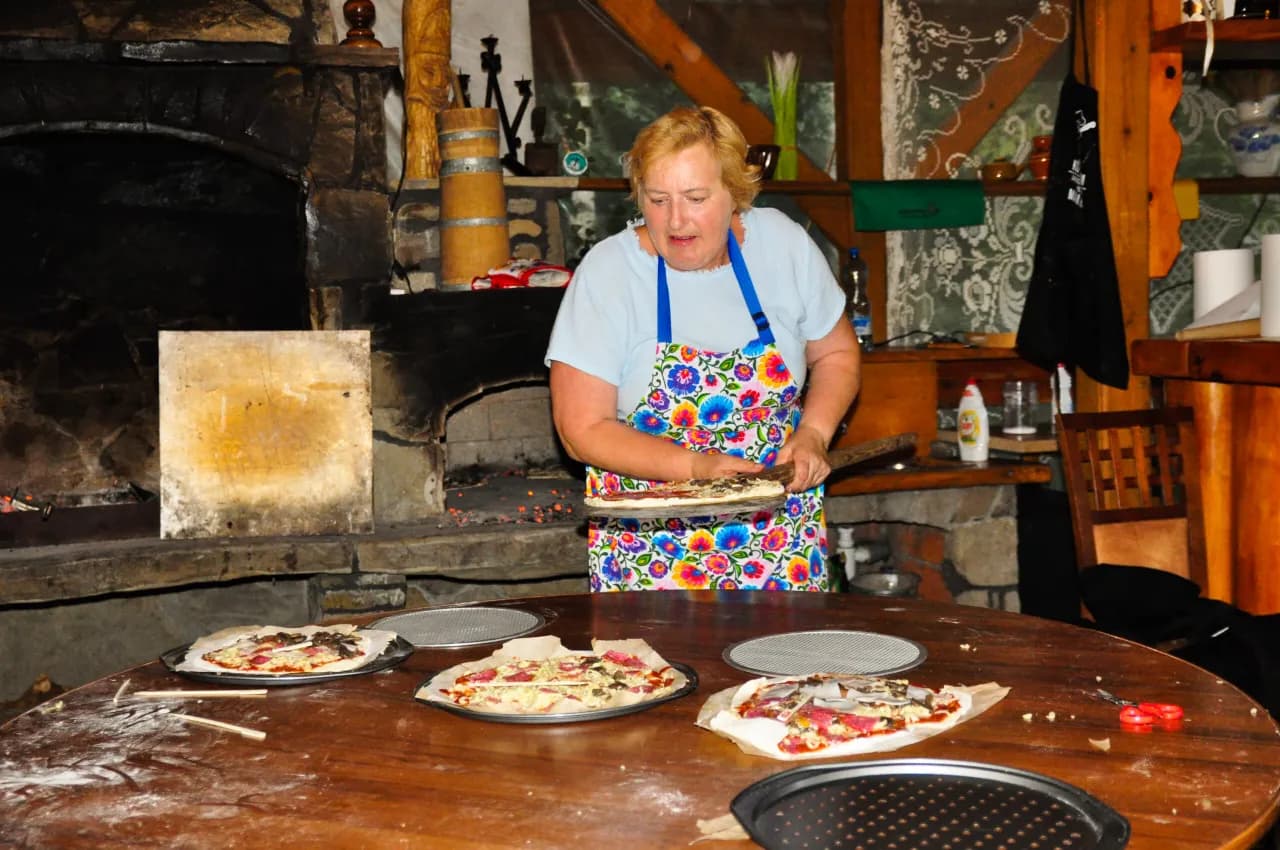 Placki przed wsunięciem do pieca chlebowego