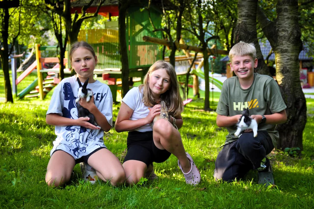 Dzieci z królikami