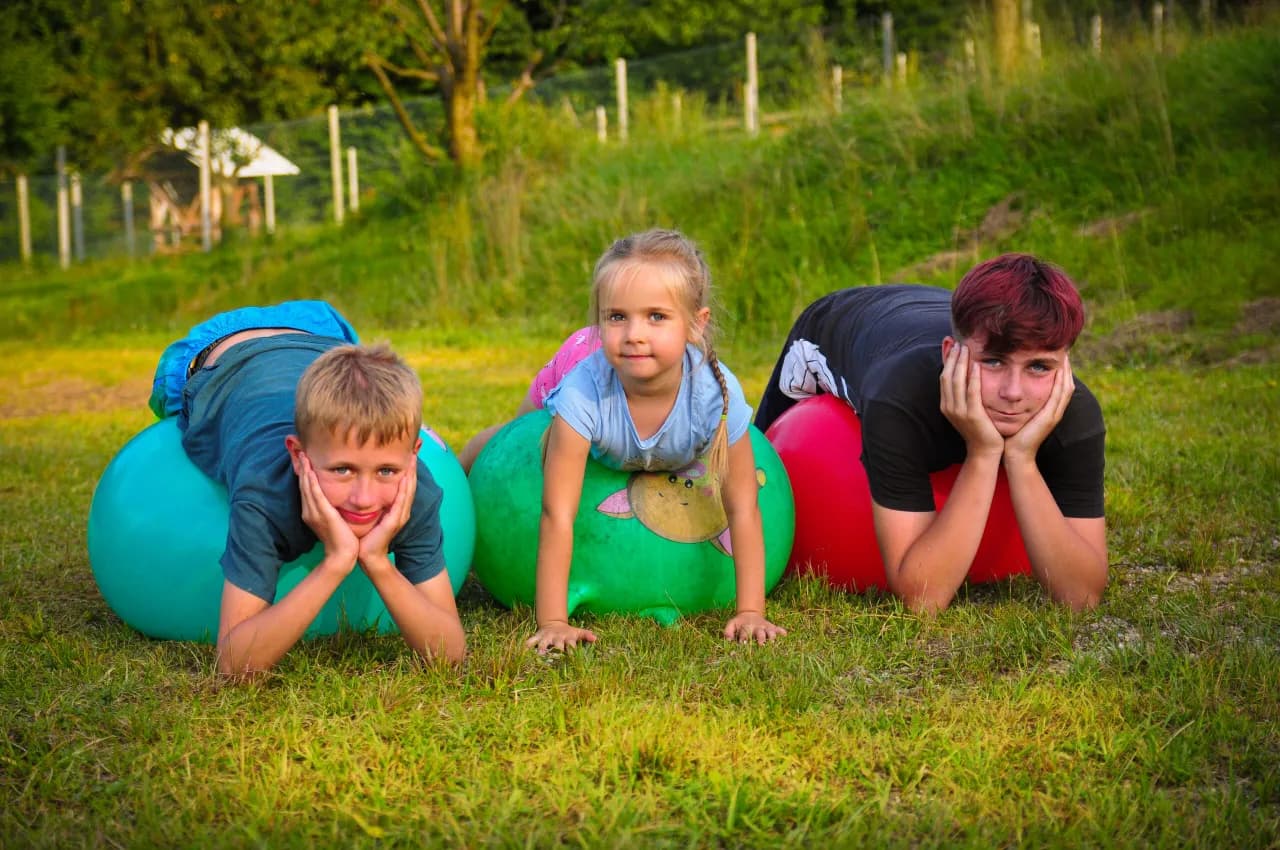Zabawa na dużych piłkach