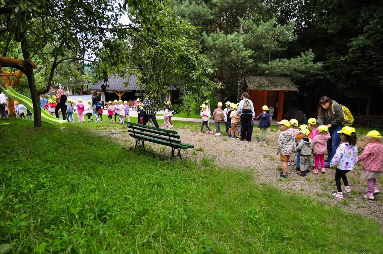 Grupa na ścieżce edukacyjnej