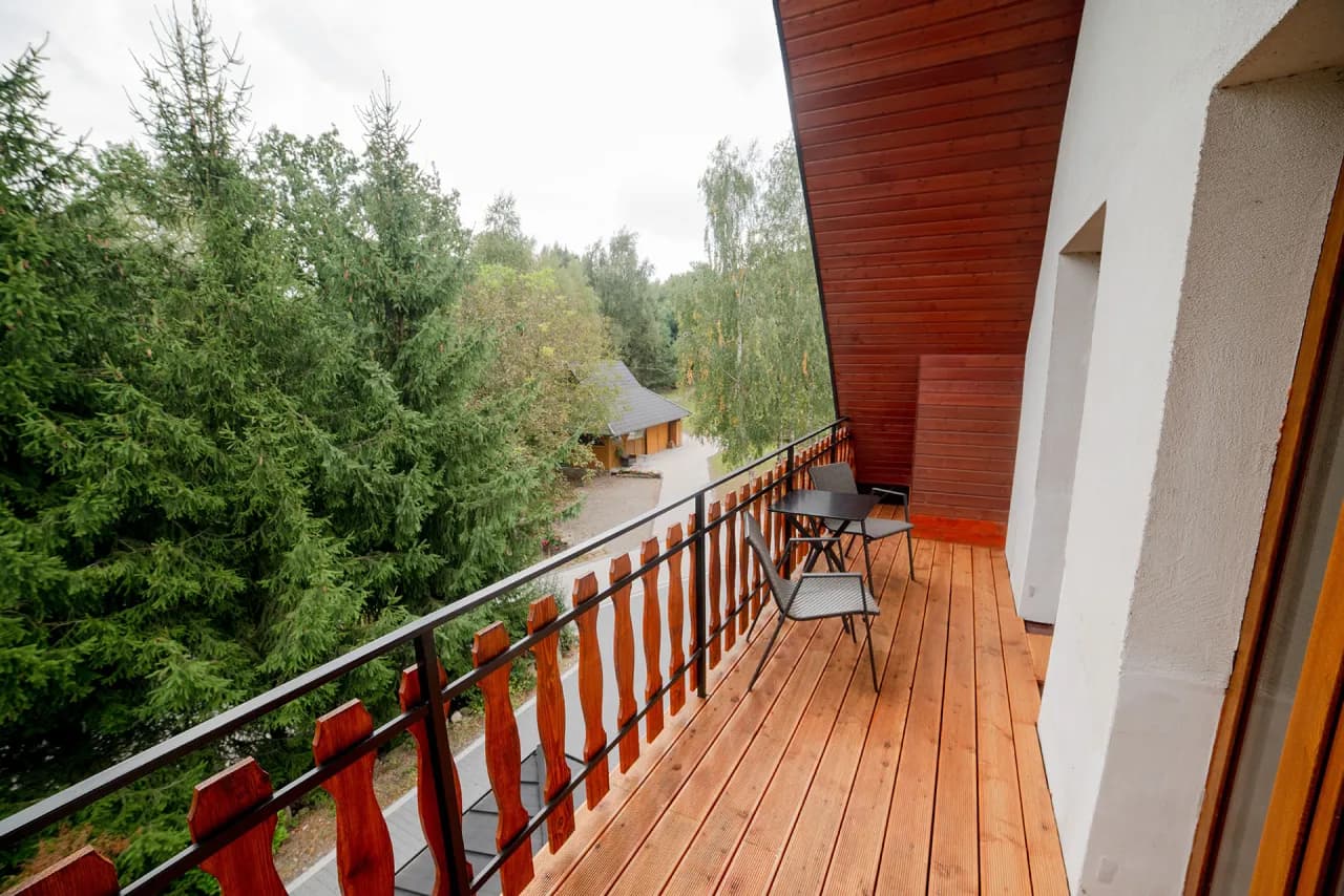Balkon z widokiem na sad